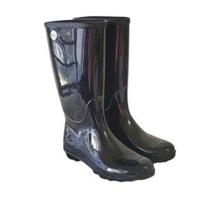 UGG Shaye Rubber Rain Boot in  black size 8